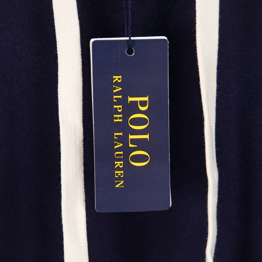 P300 zp version [Exclusive supply] Ralph Lauren/Ralph Lauren 2025SS Four Seasons classic style stacked topstitch design five-color thin hooded sweatshirt -370g double-sided cotton heavyweight fabric✅ -Original same 7.5CM widened thread processing✅ -Front collar patchwork triangle block four-needle six-thread topstitch design✅ -RL Four Seasons classic style Loose fit, easy for both men and women to control Simple Clean and versatile, exposed topstitching patchwork triangle 1.3 cm retro original color hook and loop drawstring, full of details. Color: navy blue, brown, pink, gray. Size: S M L XL. Number: WW10751.